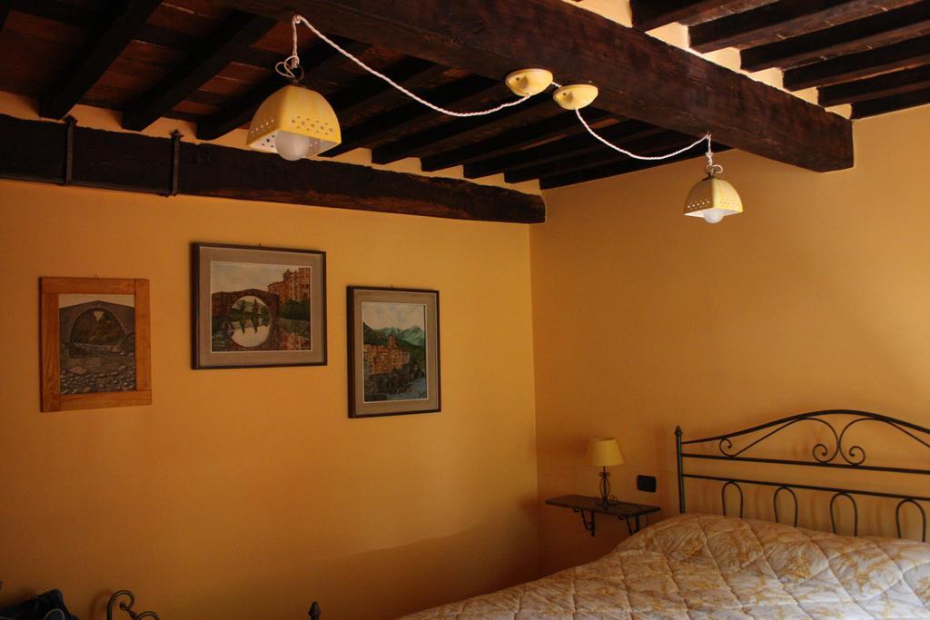 Bed and Breakfast La Collina Dei Franchi à Camporgiano Chambre photo